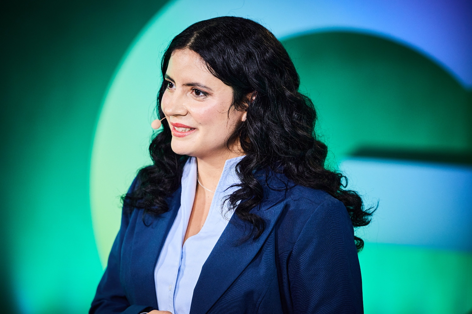 Luênya Santiago dos Santos bespricht etwas mit einem Mann